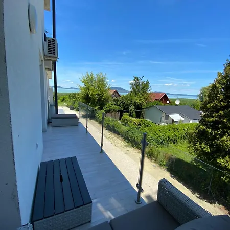 Azure Bay Apartment *